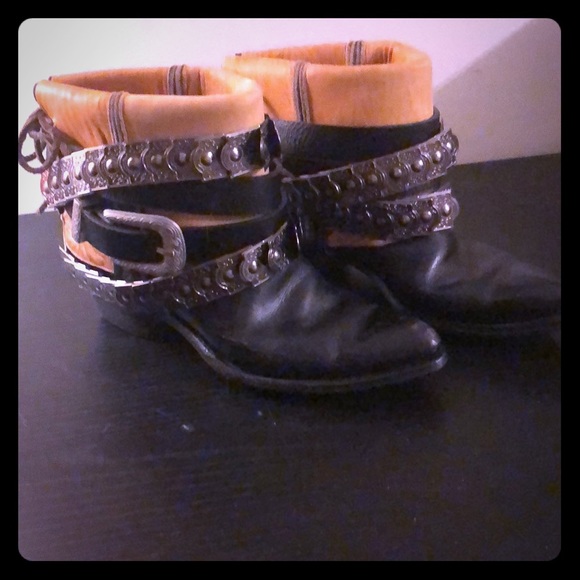 Bohemian cowboy boots for an edgy, stylish look - Picture 2 of 5